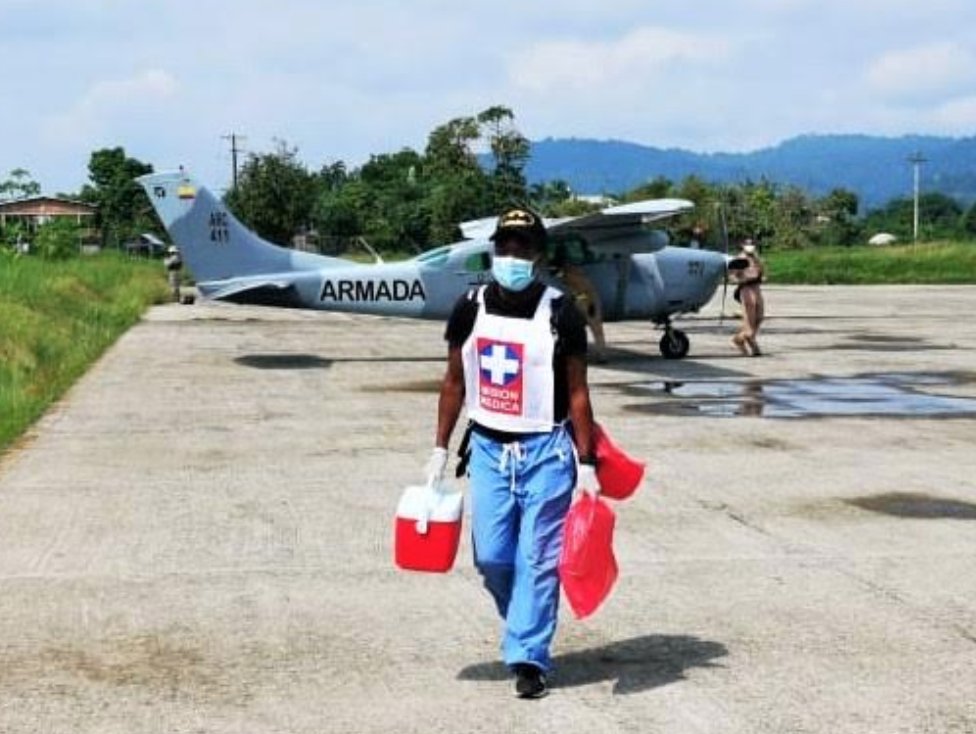ArmadaColombia's tweet photo. En coordinación con la @GobChoco, la #AviaciónNaval de @ArmadaColombia transportó una comisión de personal médico y sanitario hasta #Nuquí, como parte de los esfuerzos para preservar la salud de las comunidades más alejadas del país. #OperaciónSanRoque https://t.co/nEFSeya1iP