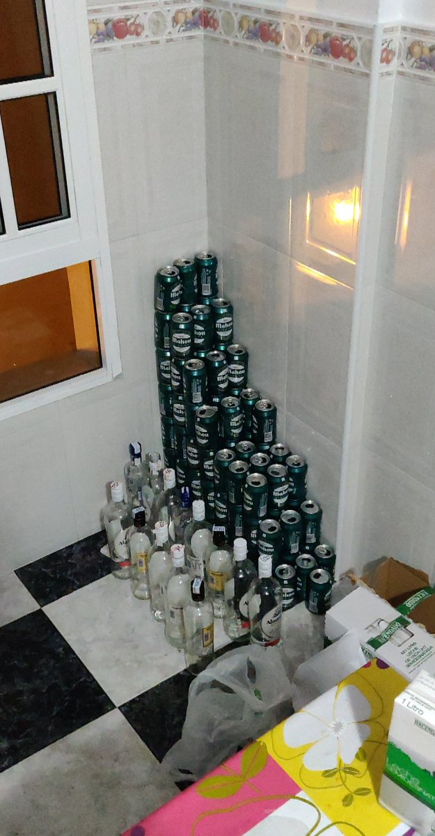 fekoxis's tweet photo. + Y cómo llevas lo de no salir de fiesta jueves y viernes? 
- Se hace lo que se puede https://t.co/MCW5z9pW7M