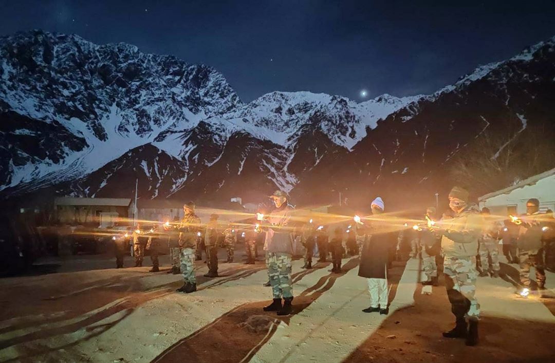 Veereshyacha1's tweet photo. Indian army 🇮🇳
#9PM9minute
#9baje9mintues https://t.co/Qo4jEm6Yc7