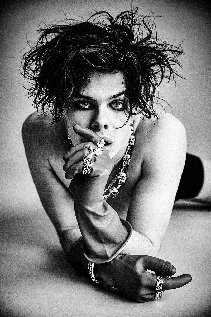 yungblud's tweet photo. 🧤🧤🧤🧤🧤🧤🧤🧤🧤🧤🧤🧤🧤 https://t.co/S00wSHc3YO