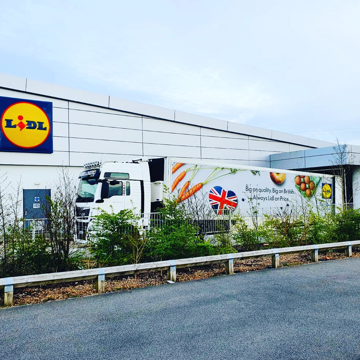 You can try to hide....but we can see you 🚛😜 #trucks #TruckDrivers