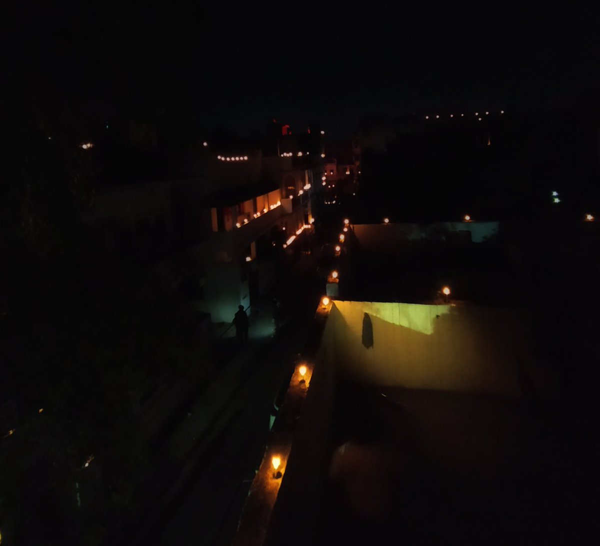 aksh_deep's tweet photo. Lights will guide you home ♥️
#LampLighting
#IndiaFightCorona #COVID2019 #9MinutesForIndia #9Minute9baje
@coldplay https://t.co/hVTOfX4dXQ
