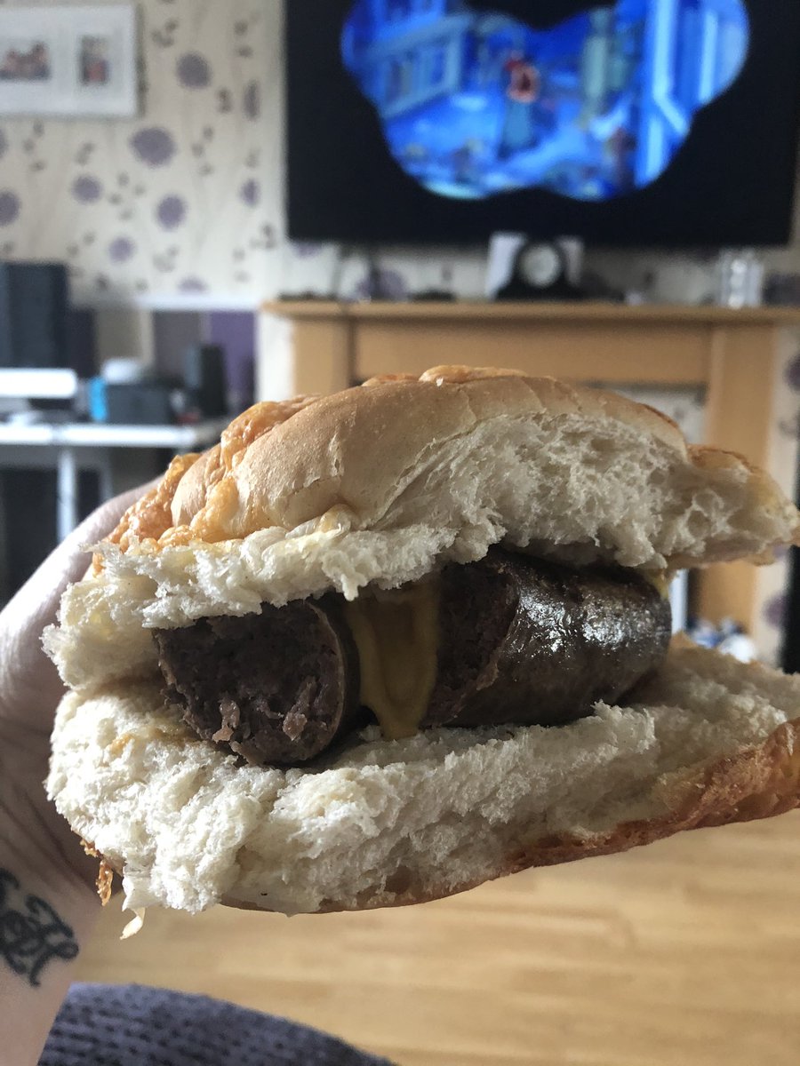 MeHshtag's tweet photo. @Susmansbiltong wors in a roll with mustard. Yum! https://t.co/zkzUkTl8OV