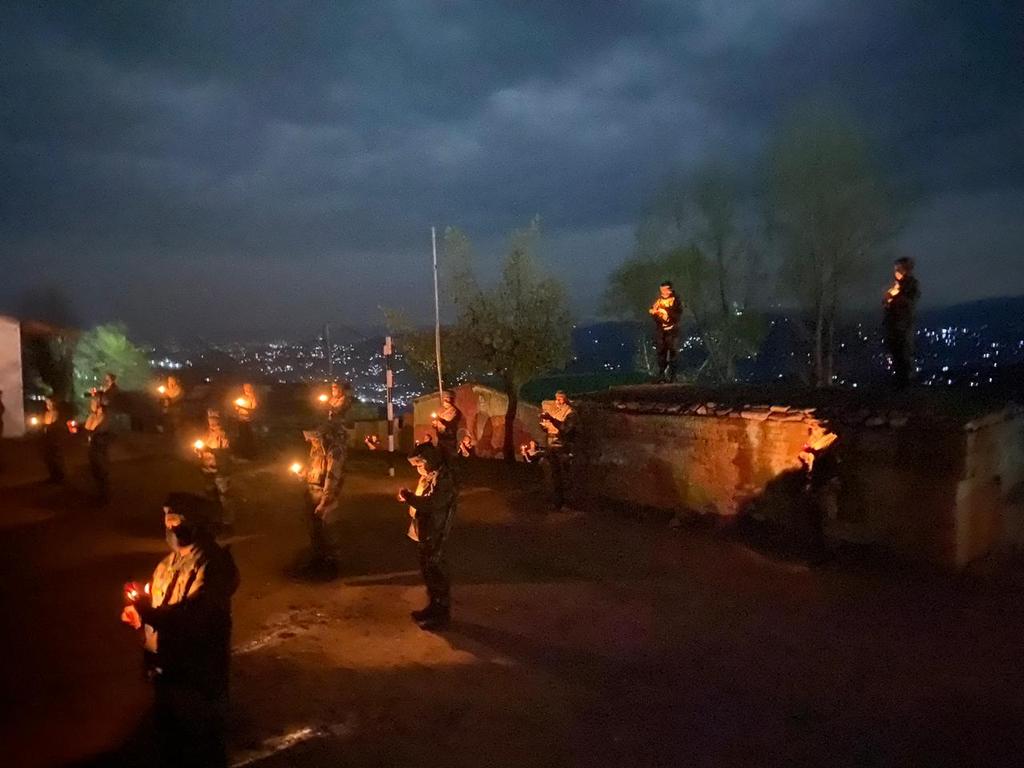 prodefencejammu's tweet photo. #9PM9minutes call by the @PMOIndia #IndianArmy Soldiers at forward posts along LoC in Poonch &amp; Rajouri distt(J&amp;K) lighted earthern lamps &amp; candles in solidarity with the #Nation #IndiaCan &amp; #IndiaWill in fight against #Covid_19 
@SpokespersonMoD 
@adgpi 
@diprjk https://t.co/3rl99oSkRb