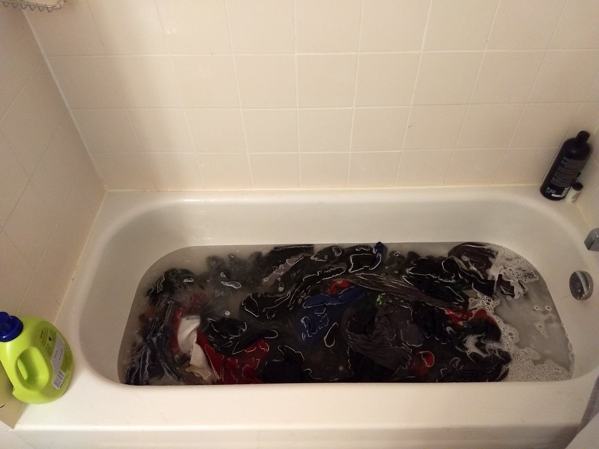 ysoboy's tweet photo. Quand la buanderie est fermée pour cause de #coronavirus, on fait la lessive comme on peut.
#CarnetDePandémie #SansMachine #Covid19 https://t.co/WB4fVTnTIM