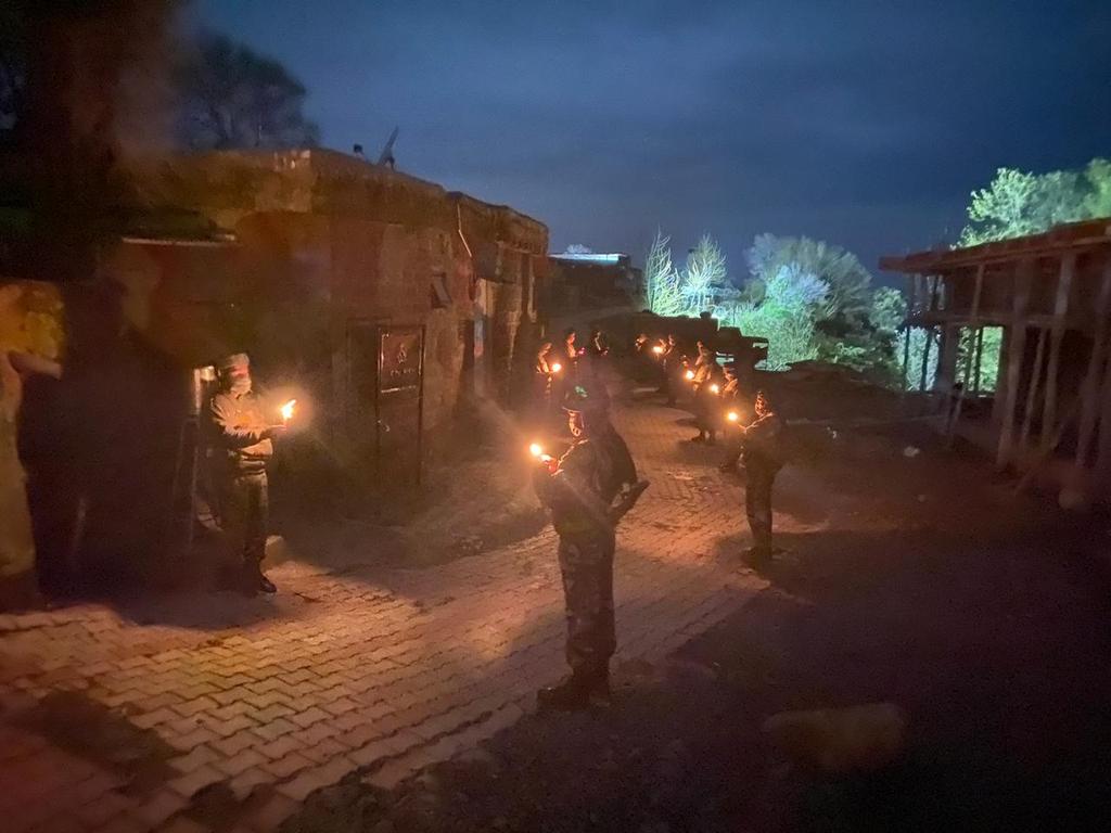 prodefencejammu's tweet photo. #9PM9minutes call by the @PMOIndia #IndianArmy Soldiers at forward posts along LoC in Poonch &amp; Rajouri distt(J&amp;K) lighted earthern lamps &amp; candles in solidarity with the #Nation #IndiaCan &amp; #IndiaWill in fight against #Covid_19 
@SpokespersonMoD 
@adgpi 
@diprjk https://t.co/3rl99oSkRb