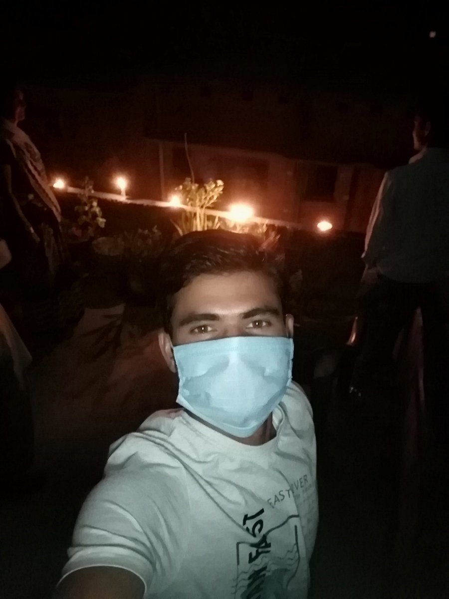Munendrakumarv2's tweet photo. माननीय प्रधानमंत्री जी के आह्वान पर.. दिया जलाकर देशहित में अपनी भागीदारी सुनिश्चित की🙏
#कोरोना 
#IndiaFightsCoronavirus 
#IndiaFightsCorona https://t.co/lnvdls3Sad