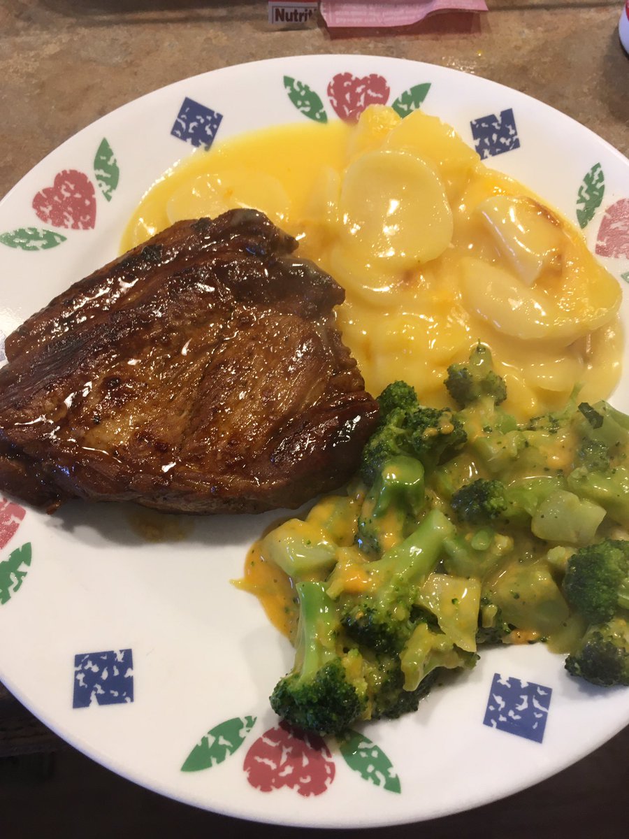 ztd96_dena's tweet photo. Marinated pork steak, cheesy potatoes and broccoli for lunch. #onlydayoff #EssentialWorker https://t.co/Y7WEcpFf1O