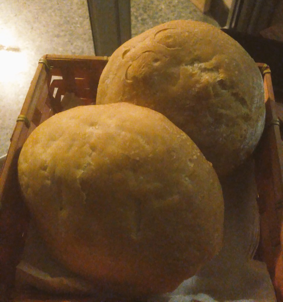 maclaudiaa's tweet photo. As soon as I gave myself permission to be a little mainstream, bread happened. 

#bakingnation 🇮🇹 https://t.co/fKkrOkrJAk