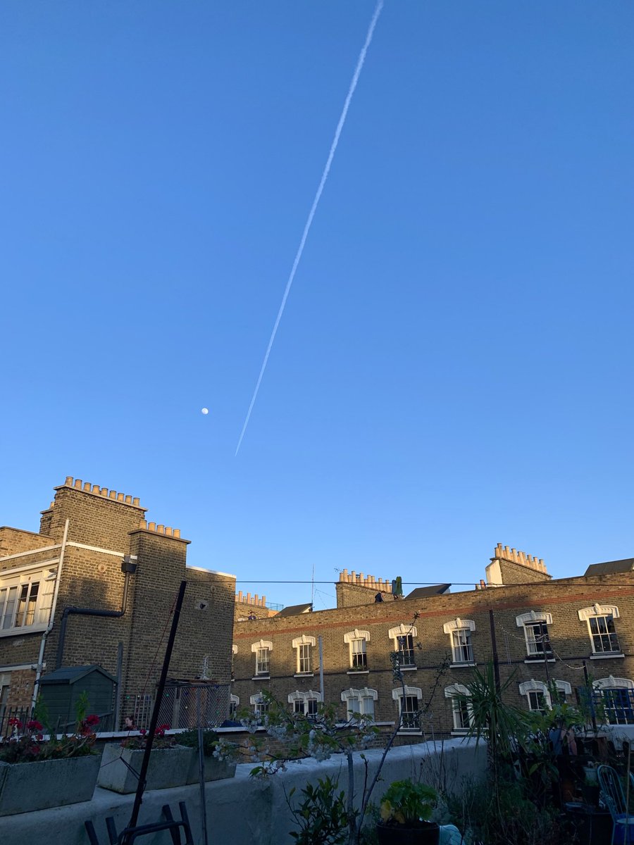 dianacochrane's tweet photo. Plane trail #se17 over #pullens https://t.co/CjG7XAnzH1