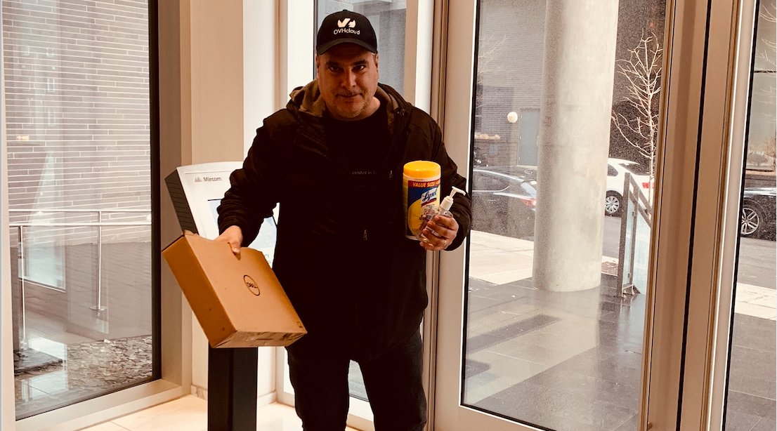 OVHcloud_CA's tweet image. Pour garantir la continuité de nos services, Sébastien de notre #Helpdesk a tout fait pour que nous ayons tout le matériel nécessaire au #Teletravail. Un grand merci à lui! 👏 👏 👏 

Suivez nous pour découvrir bientôt nos #SmartWorkingTips 🤓 #WorkingFromHome #cavabienaller