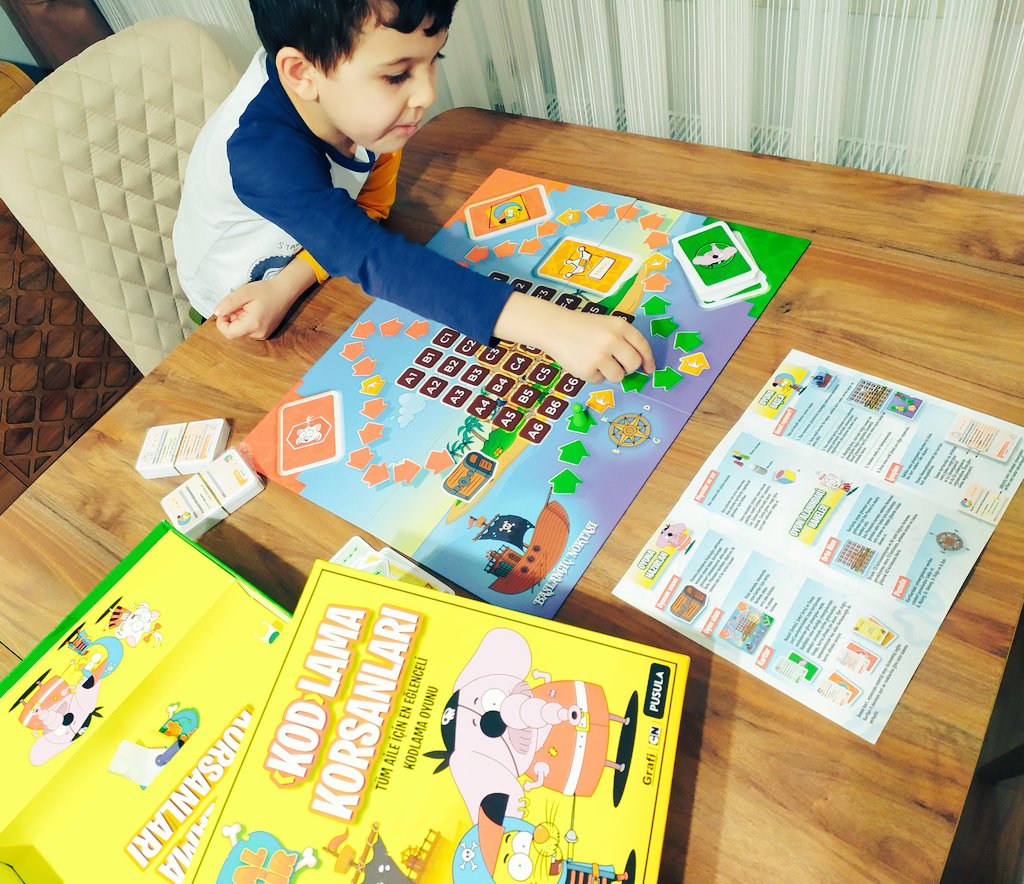 astronomTurk's tweet photo. Uzay ile evde vakit geçiriyoruz. Uzunca bir süre astronomi yazıları kaleme aldığım @stem_maker dergisinin (binlerce öğrenciye ücretsiz dergiler hediye ettiler 🙏) de yayıncısı @pusula_kitap tarafından kodlama mantığını üç farklı düzeyde vermeyi amaçlayan hoş bir oyun! https://t.co/1KgFPXluW7