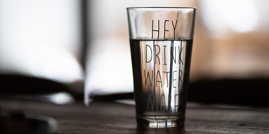 rewirewater's tweet photo. #hydrationhacks Drink water an hour before eating to #aiddigestion. Drink water an hour after meals to #aidnutrientabsorption. Have a full glass with supplements, medicine. Add ice to your smoothies, juice, kombucha. Switch up the glass for variety-try a martini glass tonight! https://t.co/JP9MZm3L6m