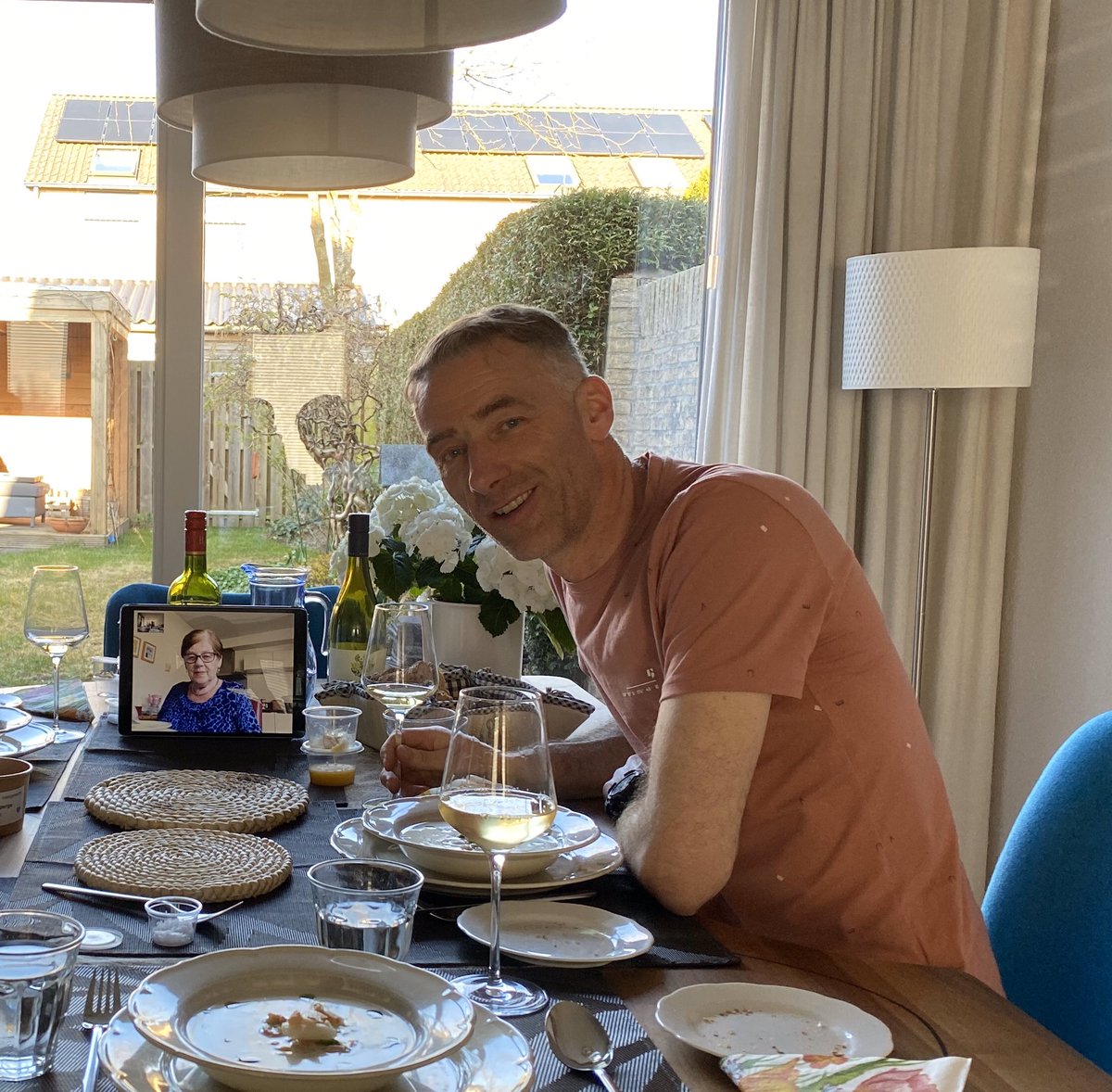 vriesr17's tweet image. Na 2 dagen bezorgen voor @VoilaGroningen nu zelf genieten van hun fantastische 3 gangen diner! Ook bij mijn moeder gebracht, zodat ze via FaceTime toch met ons ‘uit eten’ kon gaan. #virtualdinner #supportyourlocals