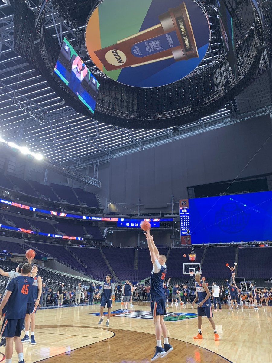 1 year ago today (4/5/2019),  @FinalFour eve,  @UVAMensHoops held its open practice inside  @usbankstadium. It was...cavernous.After  @johnrector_gp found a PERFECT spot from which to host our  @WTKR3 live special, we celebrated a solid show w/ cheese curds. https://www.wtkr.com/2019/04/06/watch-march-to-minneapolis-news-3s-final-four-special