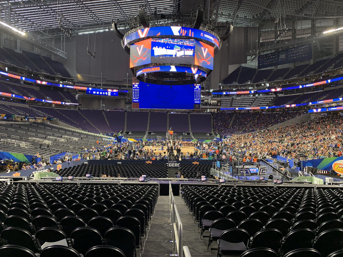 1 year ago today (4/5/2019),  @FinalFour eve,  @UVAMensHoops held its open practice inside  @usbankstadium. It was...cavernous.After  @johnrector_gp found a PERFECT spot from which to host our  @WTKR3 live special, we celebrated a solid show w/ cheese curds. https://www.wtkr.com/2019/04/06/watch-march-to-minneapolis-news-3s-final-four-special