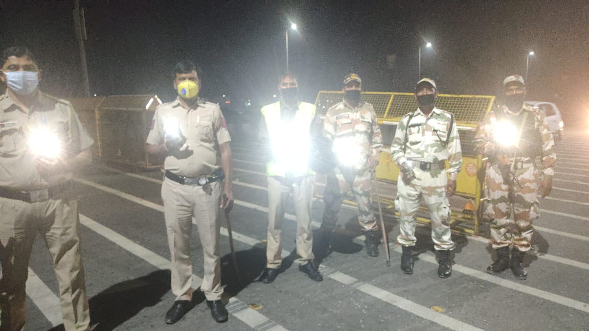 Riteshp54's tweet photo. AMAZING to see My Father on duty @DelhiPolice #supportlamplighting. I pray to god please save whole world from this pandemic situation. https://t.co/ascz3kivjy