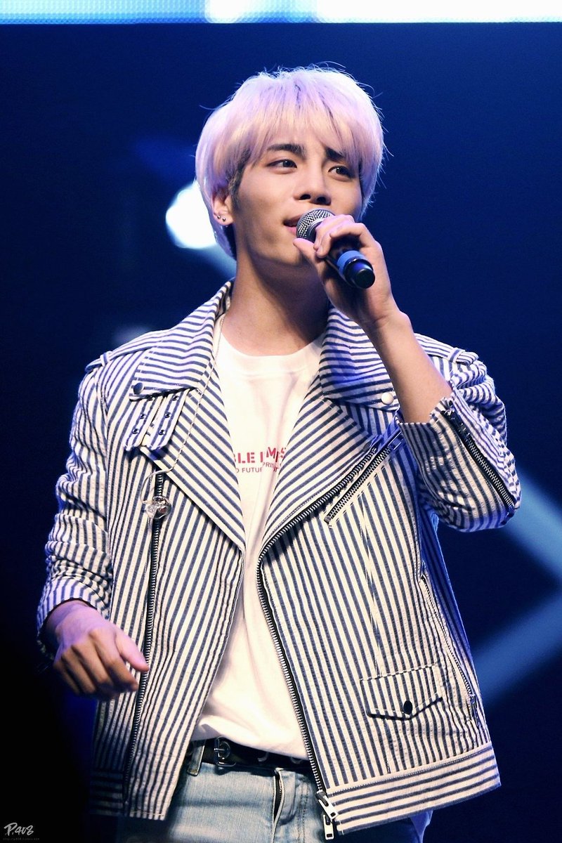 SHINee also did US 'fan meets' in 2016. Chicago in May, and Dallas in July.His hair was still a faded pink for the first date, but by July it had returned to its "natural" colour ... giving ODD era vibes once more.