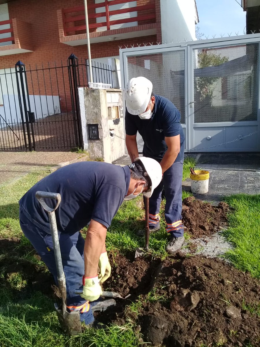 PRENSAOSSE's tweet photo. 🔰Hoy intervenimos con una cuadrilla de #BaseSur en Corbeta Uruguay 3435 para reparar una conexión a la red de agua. Garantizamos la prestación de nuestros 3 servicios esenciales! https://t.co/cTnL7ouFdO
