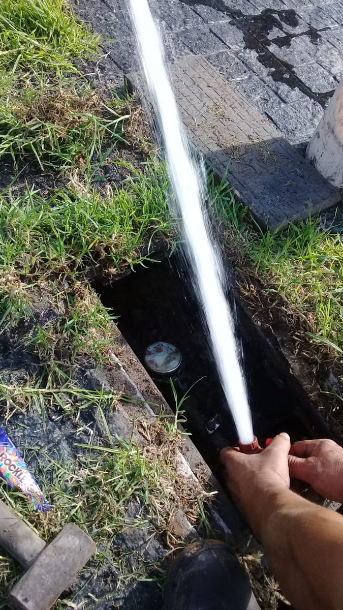 PRENSAOSSE's tweet photo. 🔰Hoy intervenimos con una cuadrilla de #BaseSur en Corbeta Uruguay 3435 para reparar una conexión a la red de agua. Garantizamos la prestación de nuestros 3 servicios esenciales! https://t.co/cTnL7ouFdO