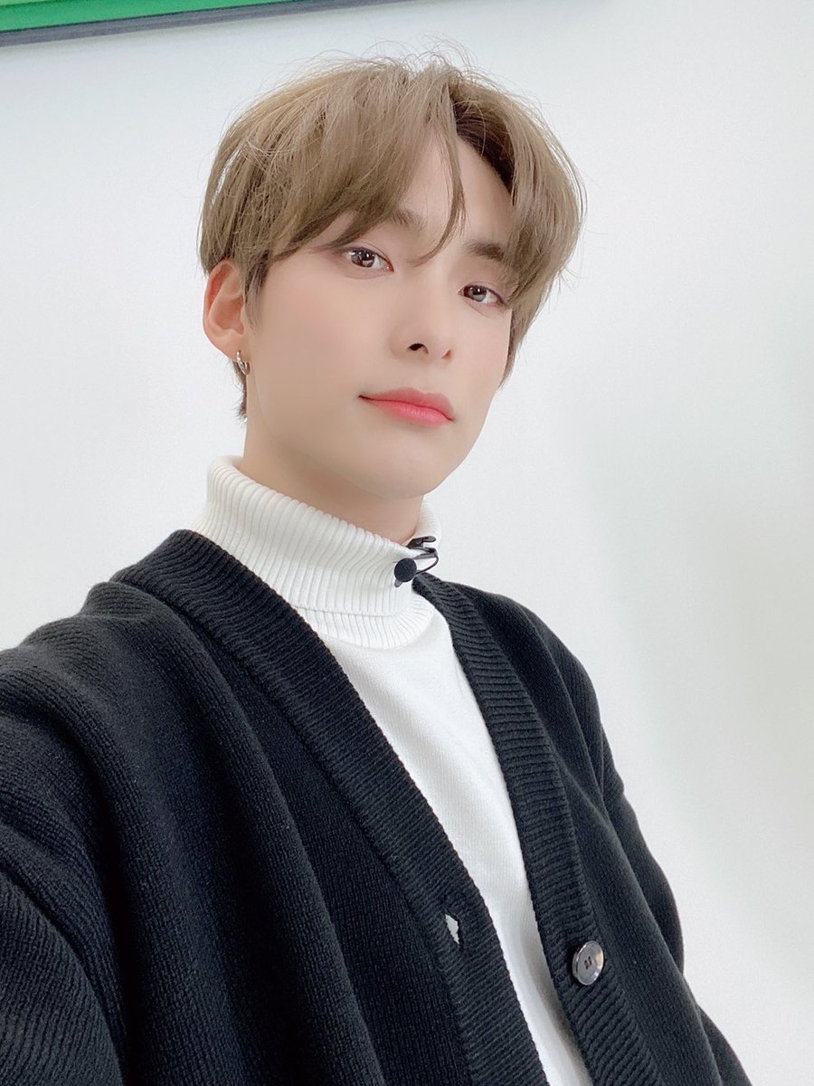 aceturkey7's tweet photo. [200402] #ACE_TWT

[#ACE_JUN]
Merhaba, Ben moda tasarım kursundan  birinci sınıf öğrencisi JUNY  😁✌🏻💕💕💕
Lütfen ilerde de Beat TV’ye çokça kalp bırakın  🙏🏻❤️
#ACE #에이스 #CHOICE #초이스
#ACEStyle #OkulunİlkGüni #BiribciSınıfÖğrencisi #HavalıÇocukSuncheon

Cr acetranslation https://t.co/z9HQYKwUFr