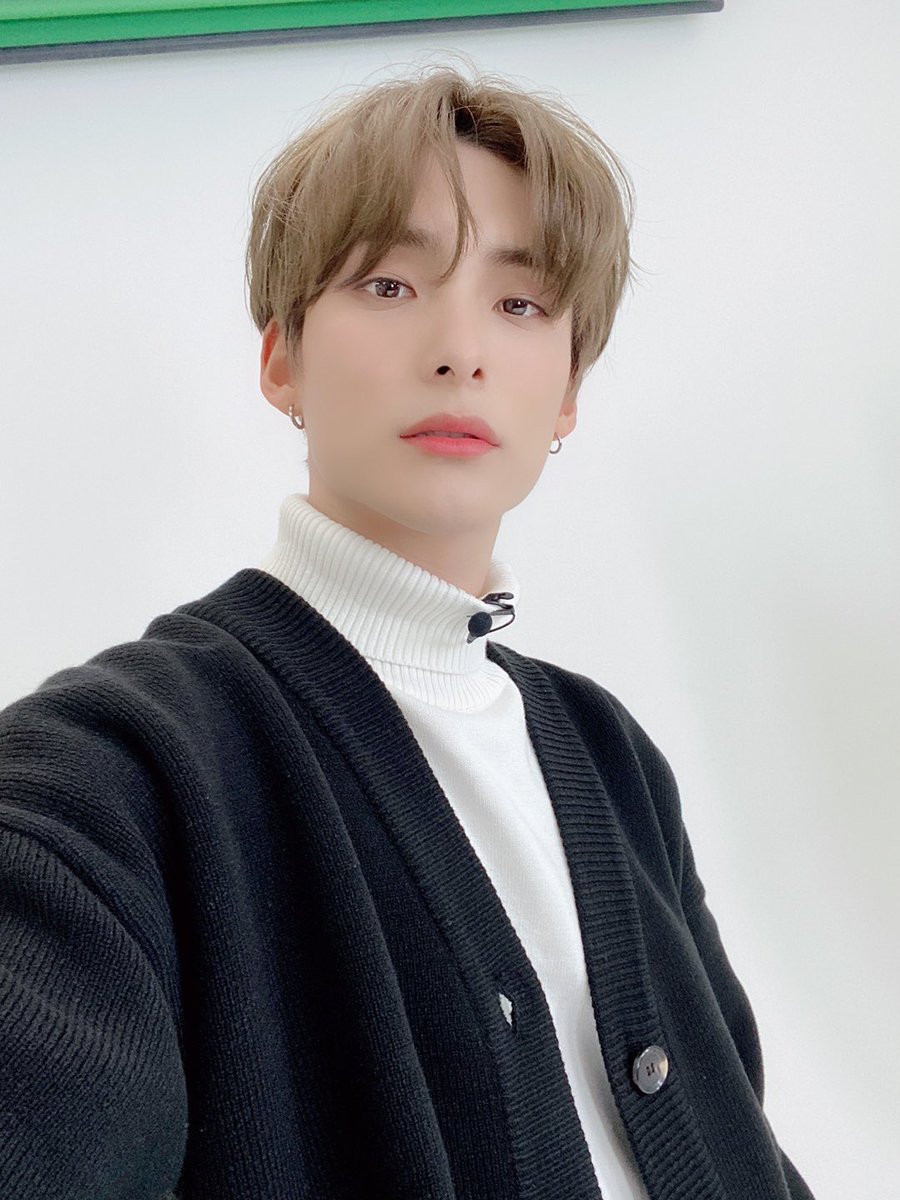 aceturkey7's tweet photo. [200402] #ACE_TWT

[#ACE_JUN]
Merhaba, Ben moda tasarım kursundan  birinci sınıf öğrencisi JUNY  😁✌🏻💕💕💕
Lütfen ilerde de Beat TV’ye çokça kalp bırakın  🙏🏻❤️
#ACE #에이스 #CHOICE #초이스
#ACEStyle #OkulunİlkGüni #BiribciSınıfÖğrencisi #HavalıÇocukSuncheon

Cr acetranslation https://t.co/z9HQYKwUFr