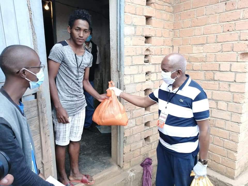 La distribution des subventions a commencé à Ambolonkandrina, l'après-midi du samedi 4 avril à la Cité, sous la direction conjointe du Secrétaire Général du @MESRSMADAGASCAR et du Président de l'#universitedAntananarivo.