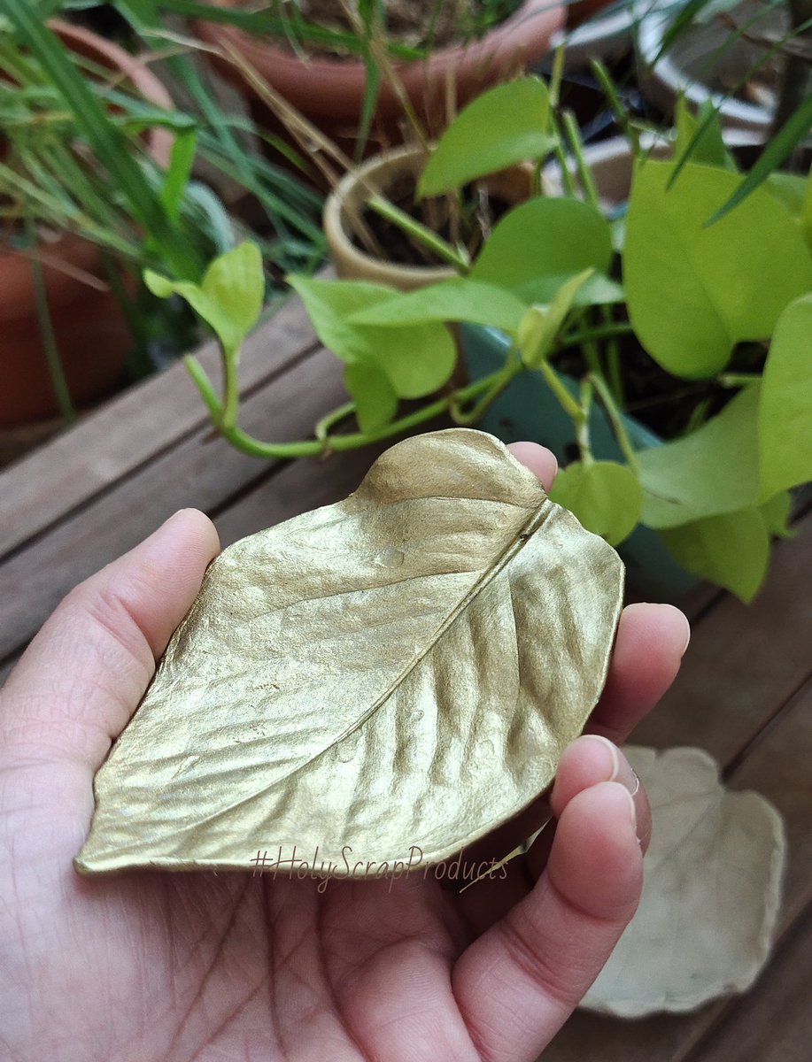 Day 12- (day 17 for me) #21DaysChallenge  #LockdownChallenge I made clay trinket dishes with leaf imprints. Mulberry & Pothos leaves are my favourite as they have bold veins & a pretty shape.  #QuarantineActivities  #DIY  #Quarantine  #arttherapy  #handmadegifts