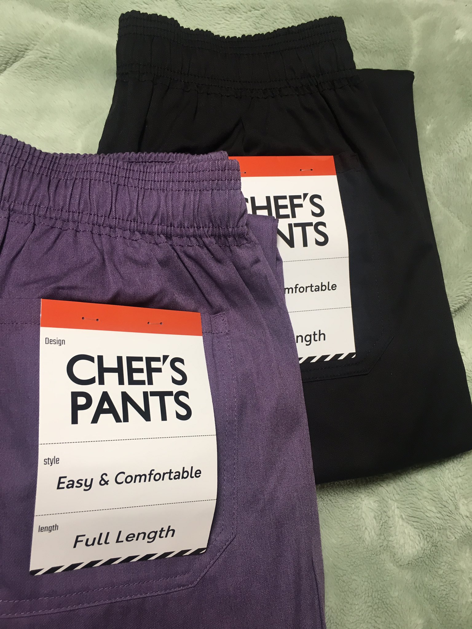 Coco Gu のシェフパンツ ユニセックス商品だよーって女性のスタイル画特集見たので ブラックとパープル購入ʕ ᴥ ʔオンラインではメンズページに掲載 店頭もメンズコーナーありました 1490円 履き心地よい ラインも少しワイド寄りだから確かにユニ