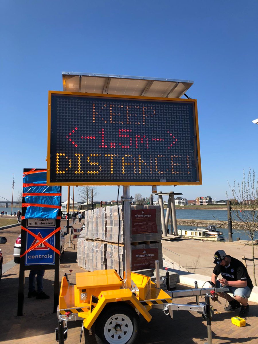 gem_Nijmegen's tweet photo. Het was vandaag op sommige momenten erg druk op de Waalkade. Iedereen doet z’n best, dankjewel daarvoor! Toch hebben we een paar boetes moeten uitdelen, daarom deze extra reminder. #corona #nijmegen #gemeentenijmegen #coronavirus #covid19NL https://t.co/sAGiUbQKJ5