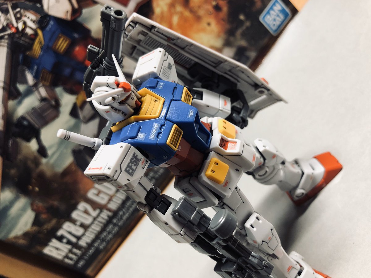 陽光の頃 Hg Rx 78 2オリジン成形色仕上げ完成です トップコートに墨入れ 付属のデカールのみですが 頭部が大きいですが バランスは悪くないです 1 100と並べると小さくても力強く感じます ガンプラ好きな人と繋がりたい T Co E6n4yx8ycy
