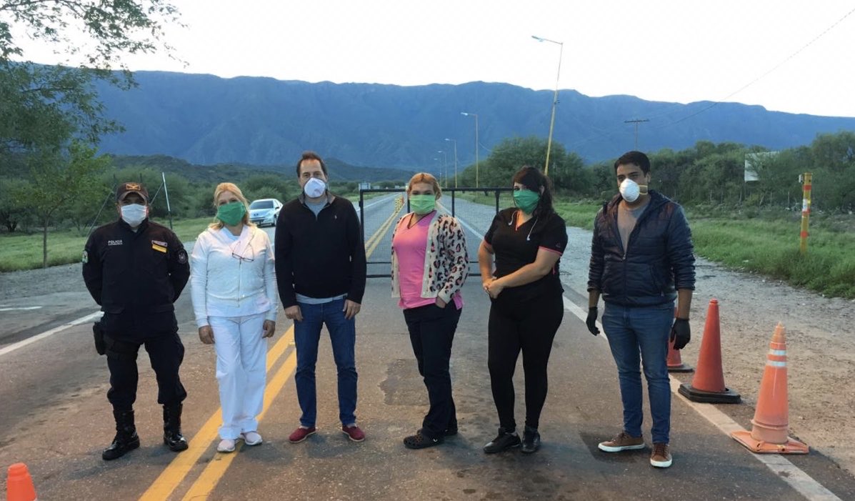 dalmaciomera's tweet photo. Tempranito compartimos en distintos puestos de control☕️ 🥐 con la gente de salud y seguridad quienes se exponen y nos cuidan. Gracias x su tarea. Hagámosla fácil #QuedateEnCasa  a todos #BuenDomingo 🌿🌈 https://t.co/IfQ4XeWpYV
