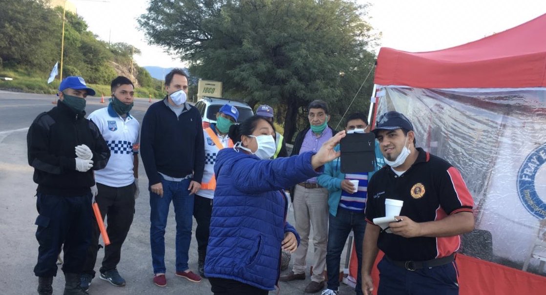 dalmaciomera's tweet photo. Tempranito compartimos en distintos puestos de control☕️ 🥐 con la gente de salud y seguridad quienes se exponen y nos cuidan. Gracias x su tarea. Hagámosla fácil #QuedateEnCasa  a todos #BuenDomingo 🌿🌈 https://t.co/IfQ4XeWpYV