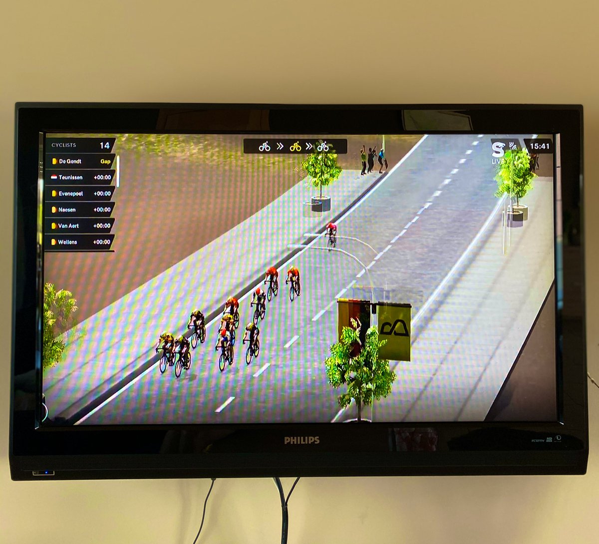 cedricweb's tweet image. De virtuele Ronde... een mooie primeur, maar nothing beats the real stuff... 😀 go go go @DeGendtThomas 👊  #RondeVanVlaanderen #rondetegencorona #BKOOL