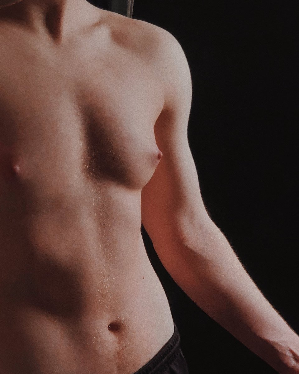 lukebvr's tweet photo. en una lucha constante con mi cuerpo, pero a veces lo quiero un poco https://t.co/z6P3dafDUE