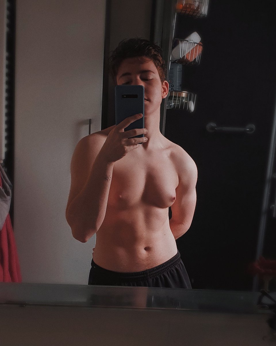 lukebvr's tweet photo. en una lucha constante con mi cuerpo, pero a veces lo quiero un poco https://t.co/z6P3dafDUE