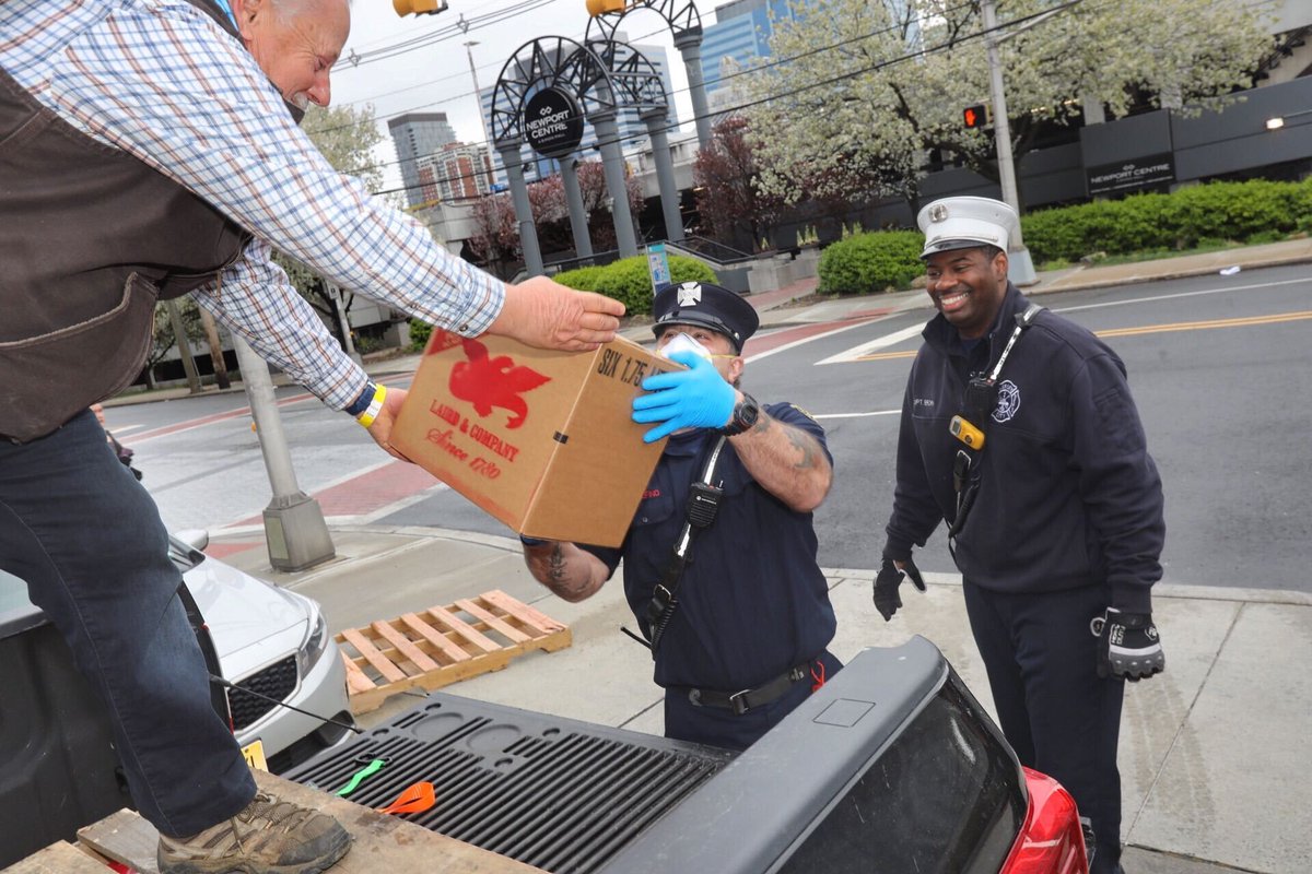 JerseyCity's tweet photo. Thanks to @Lairdsapplejack for retooling their production facility in Colts Neck to make hand sanitizer. Lisa Laird donated 90 gallons of disinfectant to be used to sanitize the firehouses. Barry Heffernan of #TribarServices helps unload the donation.
#JCresonds #JCFrontline https://t.co/6SfXVhh3UM