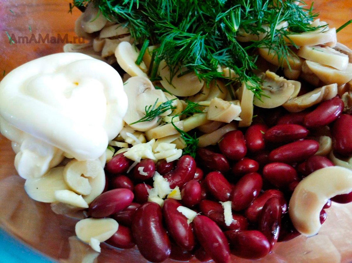 #Салат из консервированной фасоли и шампиньонов с яйцами, чесноком и зеленью. Все просто и #вкусно: amamam.ru/salat-iz-krasn… #рецепты