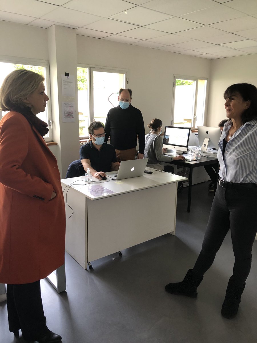 vpecresse's tweet photo. L’initiative du jour: celle de l’ordre des dentistes qui organise avec 360 professionnels une permanence des soins y compris en téléconsultation, entièrement bénévole. Dépourvus des masques de protection nécessaires, la région les a équipés. Bravo @Bri_Ehrgott @ONCD9 https://t.co/zkUykoNTEx