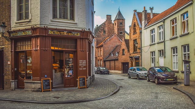 LISSSFrance's tweet photo. C'est le tour des citoyens du #Benelux, qui à défaut de se serrer la main, se serrent les coudes ✅ #SolidariteCOVID19 On vous dit tout dans l'article https://t.co/rn2ShX3bid https://t.co/4PhxCzCwk1