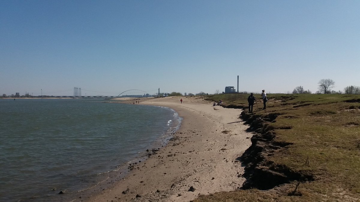 Drukte in #weurt uiterwaard. Iedereen houd zich goed aan de regels van afstand houden. Ruimte genoeg op het strand <a href="/FREE_Nature/">FREE Nature</a>