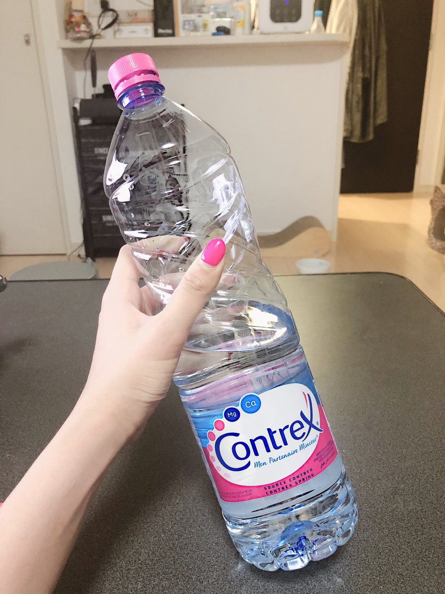 200錠の下剤乱用をやめてから、飲み物は水とお茶以外飲まなくなりました🐈
水は硬水、２リットル飲んでます
コントレックスを愛飲中。飲みづらいけど慣れます https://t.co/j7dkRyvNWu