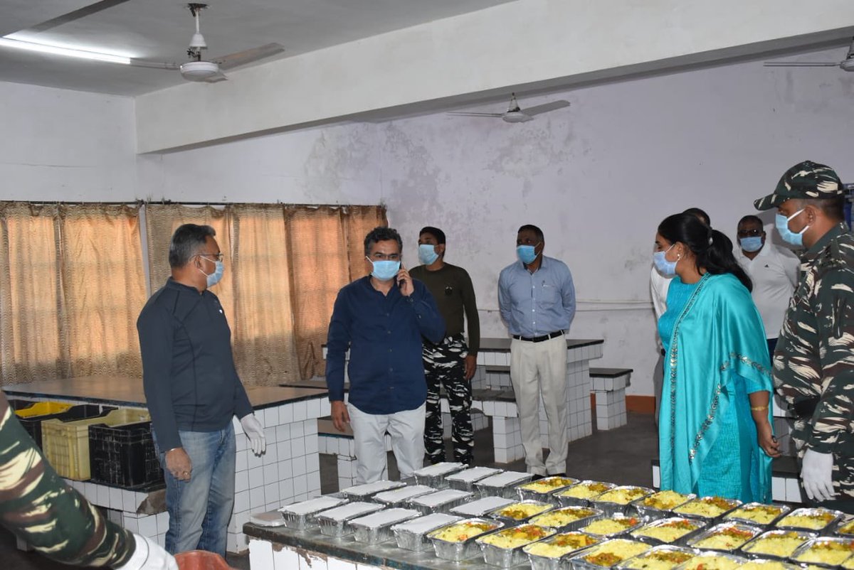 SunnyTiger132's tweet photo. @crpfindia Today evening SDM Kalka visited us.Showed him how we prepare food packets.Evenings 150 food packets+150 milkpouches+150 Kinnufruit were handed over to his team.He took my team along and distributed to about 120 migrant labourers who were putting up in a school inKalka. https://t.co/u4aRI6qhNC