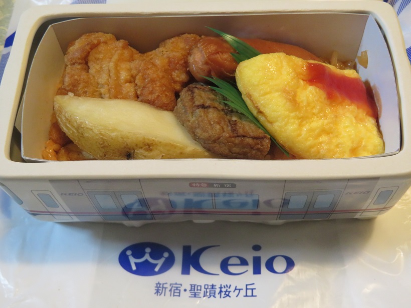 きょうの駅弁 京王電鉄9000系弁当 どこが作っているのかも疑問だったのだが 小田原駅の 東華軒 製造だそう 駅弁 は駅弁らしく やっぱり車内で食べるべき と思ったら 京王電車駅弁買って 小田急ロマンスカーん中で食べたらいいのか