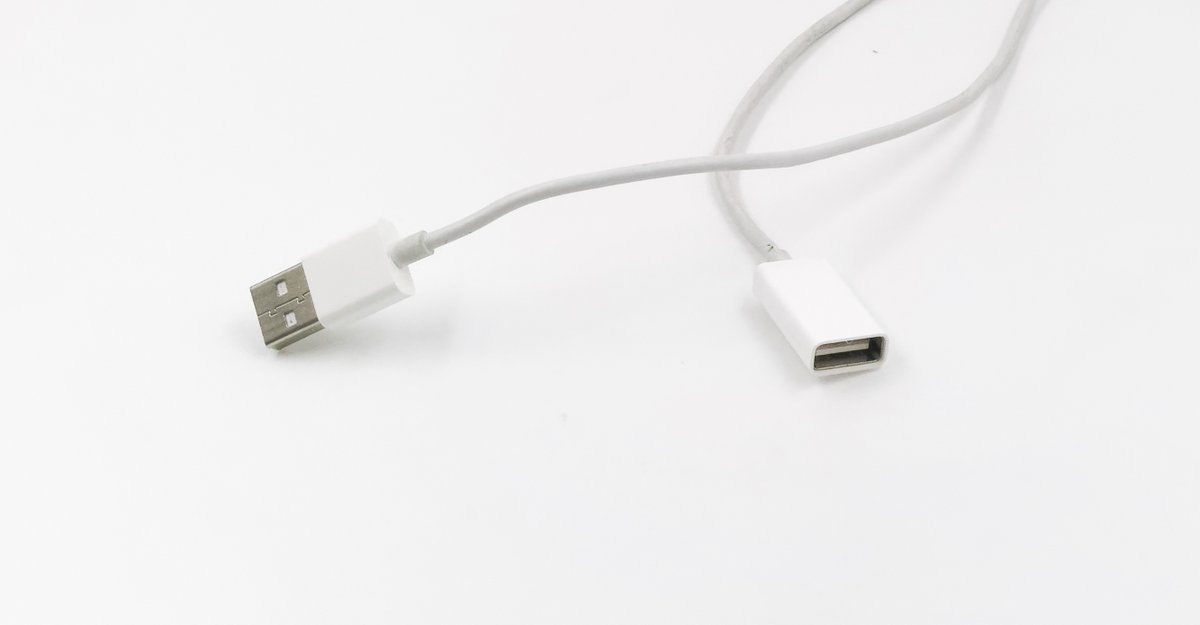 Les câbles USB "relou". Déjà, les rallonges Apple avec l'encoche pour empêcher de mettre autre chose qu'un clavier Apple. Mais aussi l'USB A vers A de certains hub (c'est pas standard). Ou le câble Panasonic qui ressemble à du micro... mais qui n'est pas du micro.