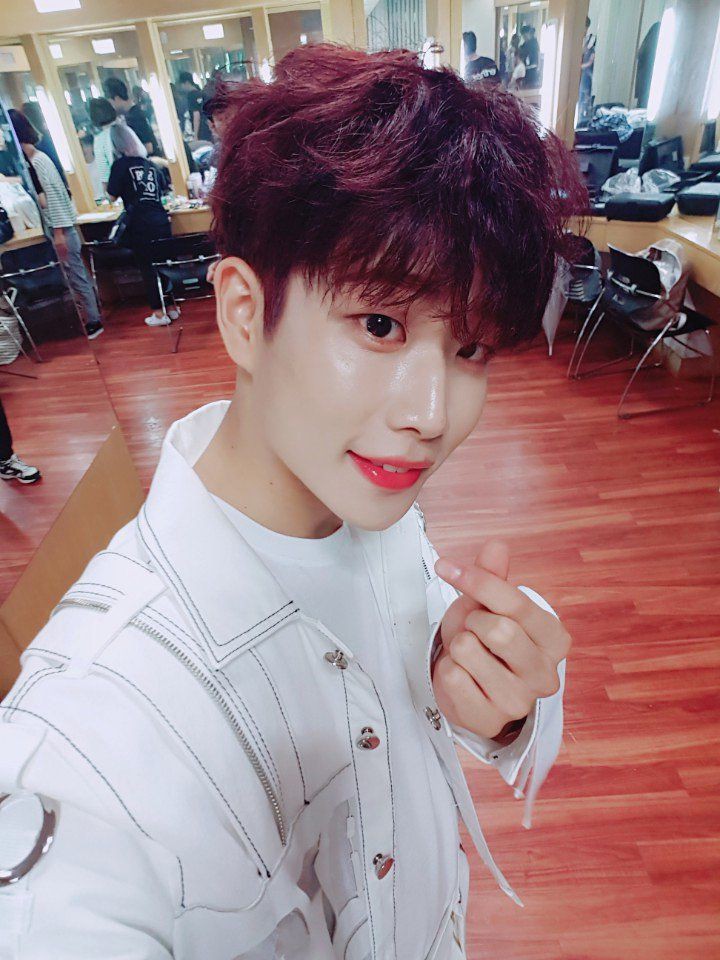 Arohas thirsty for Red hair Myungjun? A small thread;