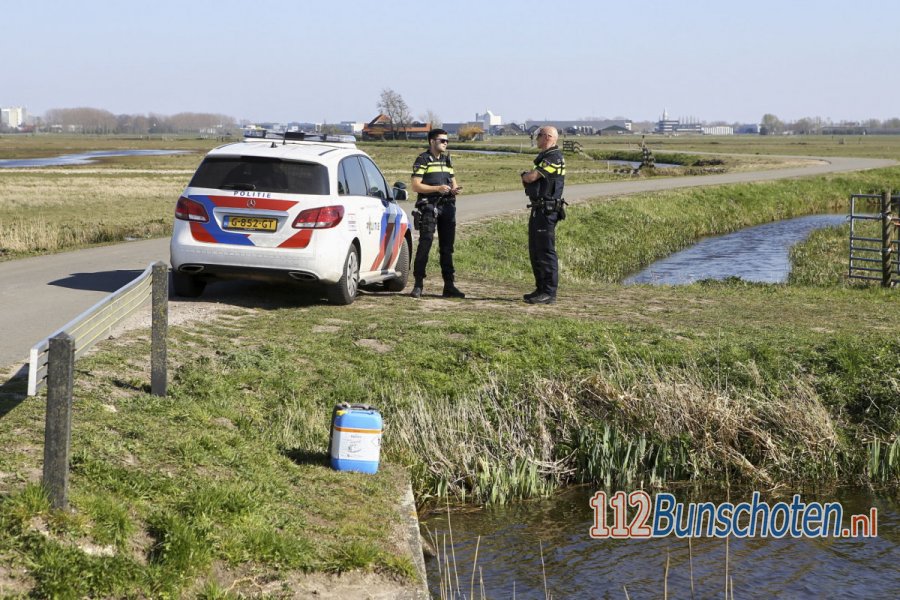 Jerrycans met mogelijk drugsafval aangetroffen in #Nijkerk. 112Bunschoten.