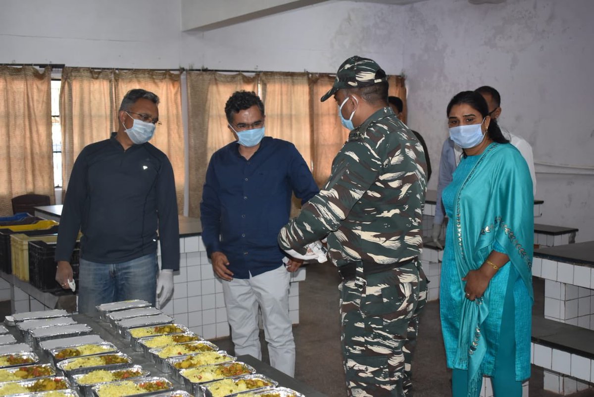 SunnyTiger132's tweet photo. @CRPFmadadgaar Today  SDM Kalka visited CRPF a Pinjore.Showedhim how we preparefoodpackets.Todayeveningsfoodpackets+150milkpouches+150 Kinnu fruit handed over to his team. He took my team anddistributed these packets to 120 migrant labourers who were put  up in a school in Kalka. https://t.co/SurjI73ol2