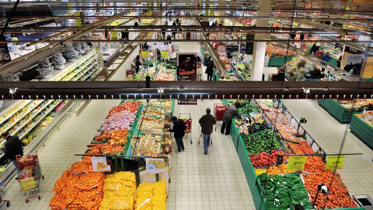 franceinfo's tweet photo. Pau : enfermé toute une nuit dans un supermarché, il boit du champagne, du whisky et regarde des films pornographiques

https://t.co/QK3AnpCYBG https://t.co/mGDdHe3uWW