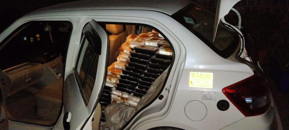 ccoi_1947's tweet photo. #CoronaCareByCCI 5th April, 2020
#LetsFeedThePoor #FeedTheNeedy #IndiaFightsCorona 
Dinner food packets handed over to the volunteers of  @iyrcngo for distribution to the needy persons in Kapashera slum community #iyrcfoodrelief.
@AmarUjalaNews @TOIIndiaNews @the_hindu  @bsindia https://t.co/VbEUuRzQ7u